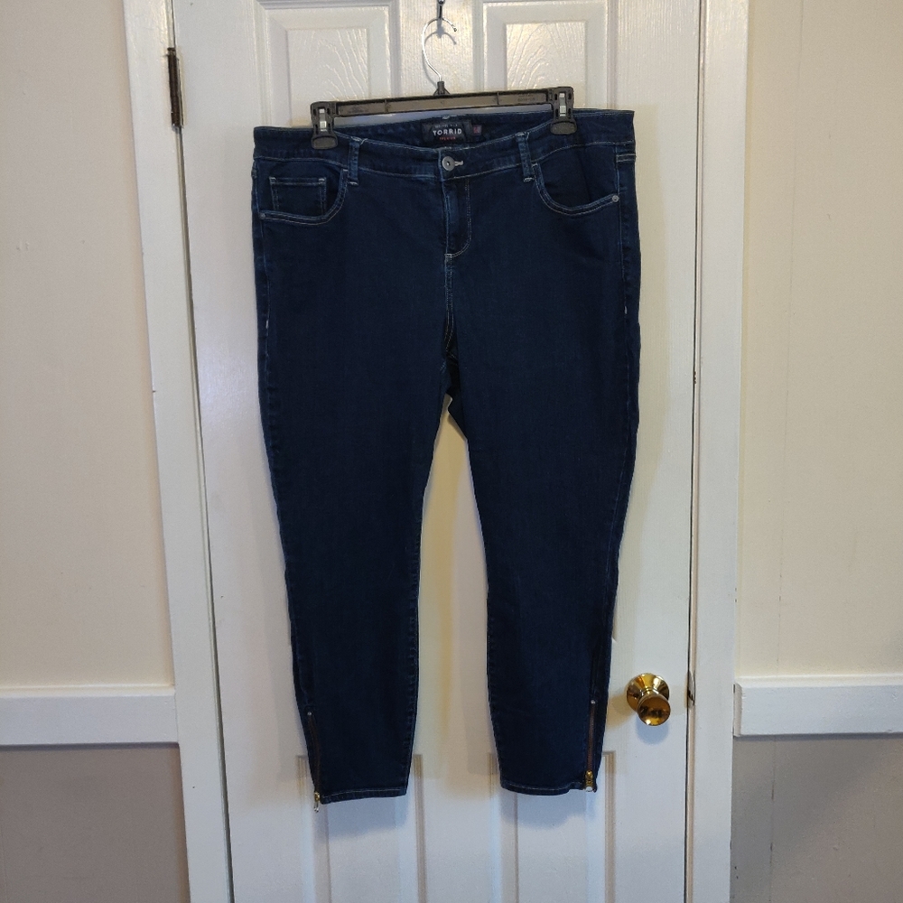 22T Torrid Stiletto Skinny Jeans w/ Ankle Zip